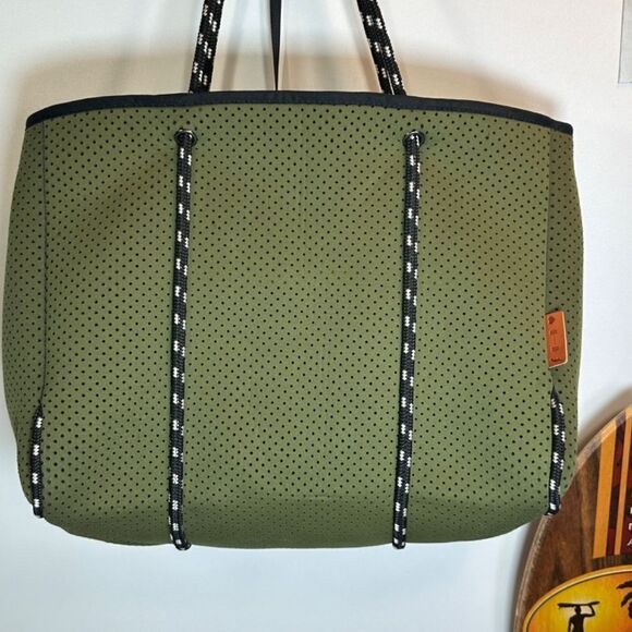 BOLT-BARBELLS-HEART®  |  DESIGNER TOTE BAG  |  PERFORATED  |  + MATCHING BAG - Picture 4 of 16